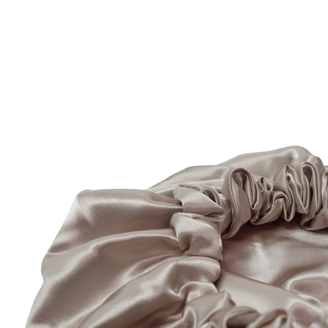 Bonnet de nuit en satin dorée de face