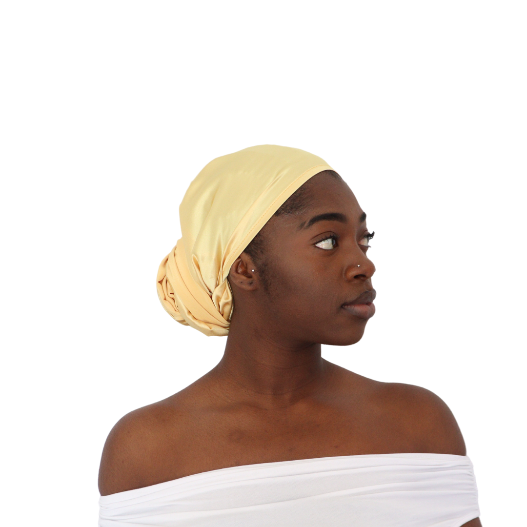 foulard en satin jaune de style headwrap sur femme noire de profil