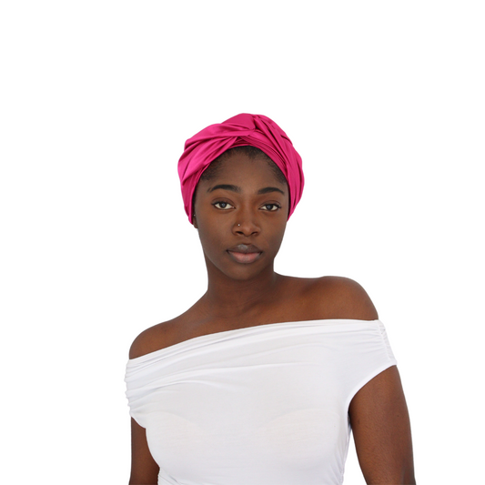Femme noire portant un foulard de type headwrap en satin rose magenta