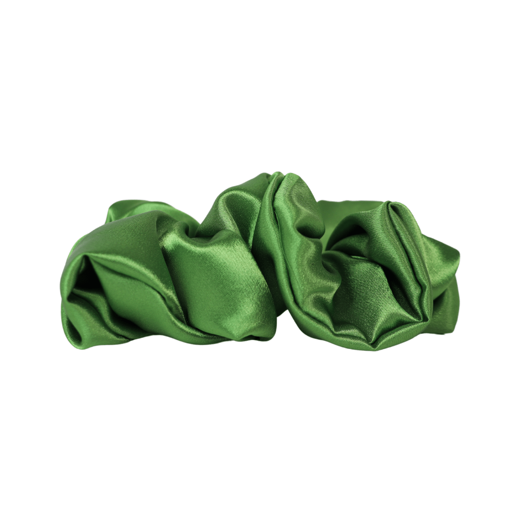 Élastique de type chouchou, scrunchie de couleur vert en satin de profil