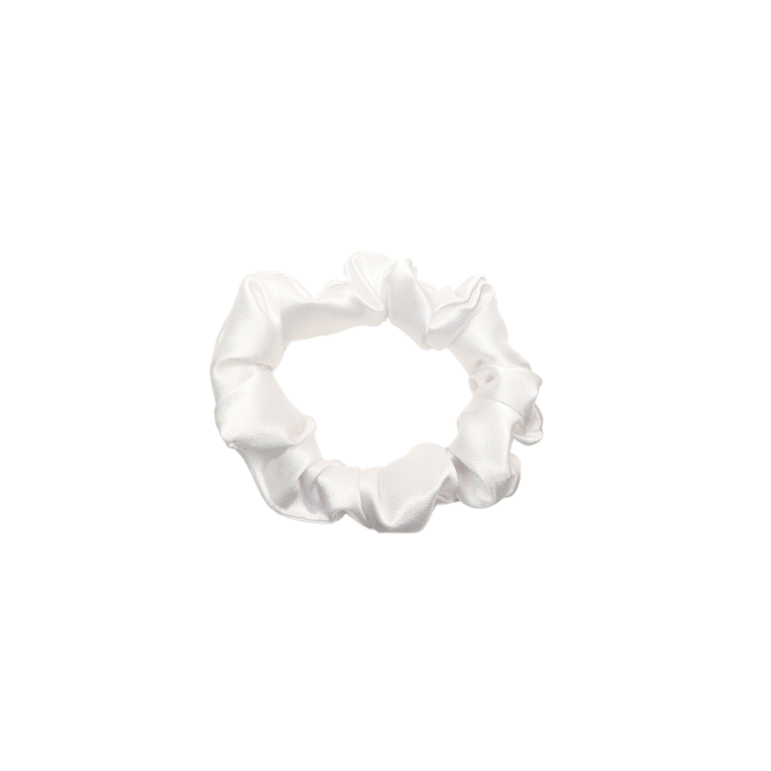 Élastique de type chouchou en satin blanc de face sur fond blanc