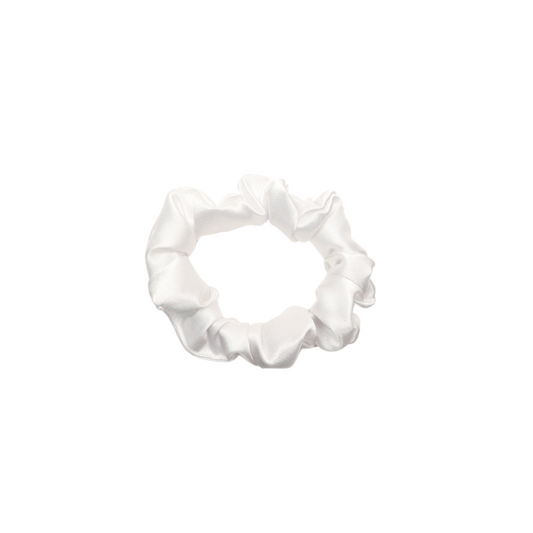Élastique de type chouchou en satin blanc de face sur fond blanc