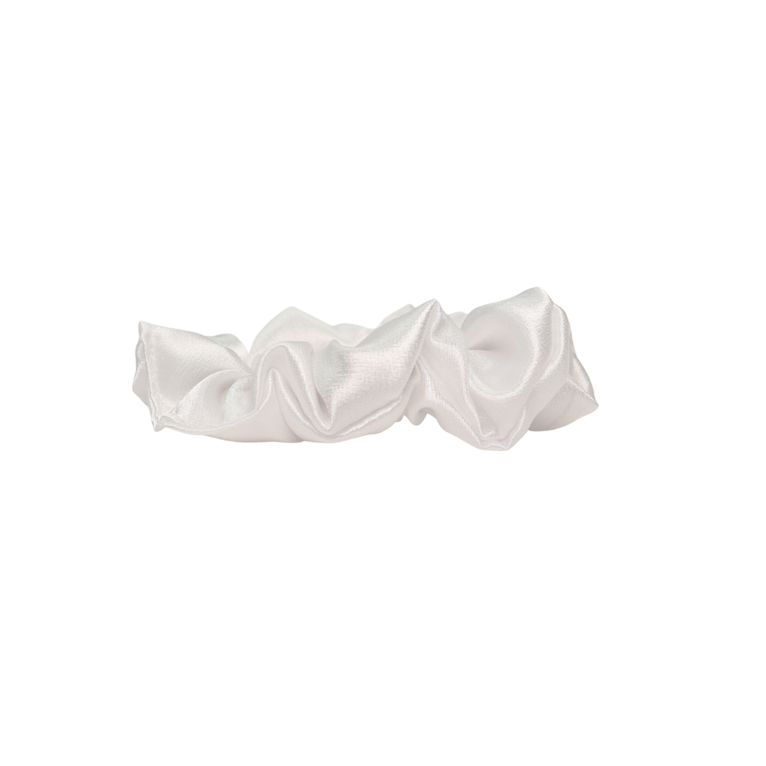 Élastique de type chouchou en satin blanc de profil sur fond blanc