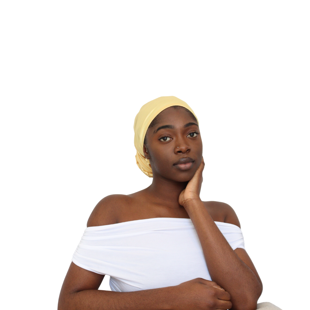 Foulard en satin jaune sur femme noire de style headwrap