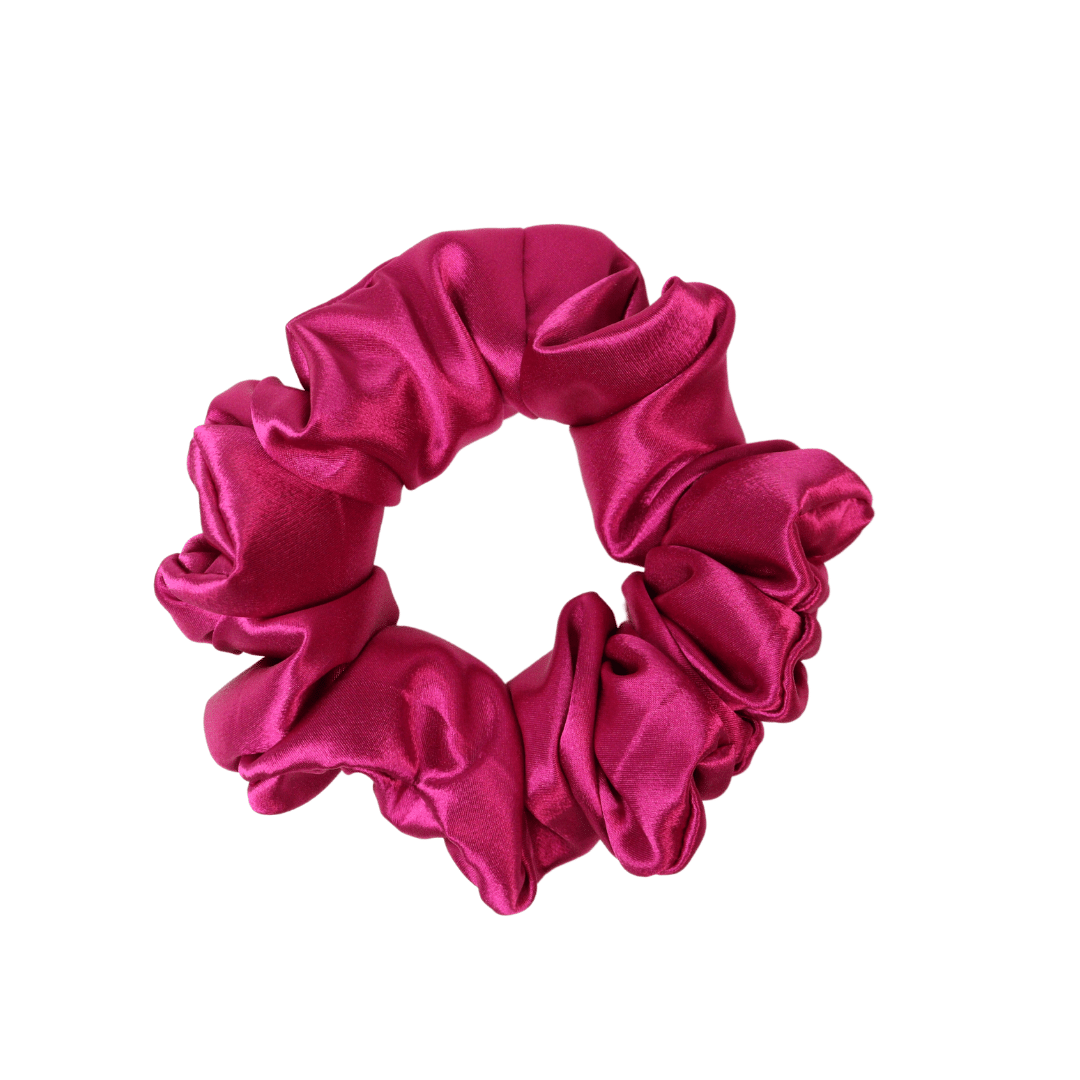 Élastique de type chouchou en satin rose magenta de face sur fond blanc