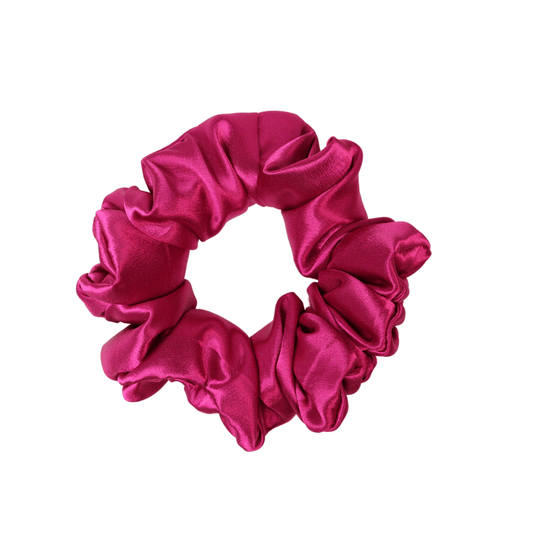 Élastique de type chouchou en satin rose magenta de face sur fond blanc